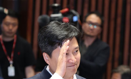 의원총회 참석하는 우재준