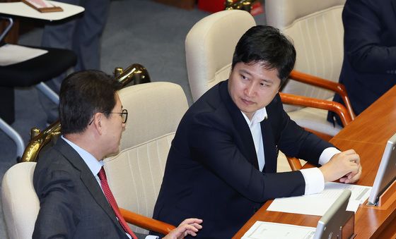 대화하는 우재준·신동욱