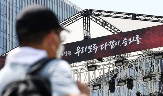 멕시코전 앞두고 거리응원 무대 설치되는 광화문