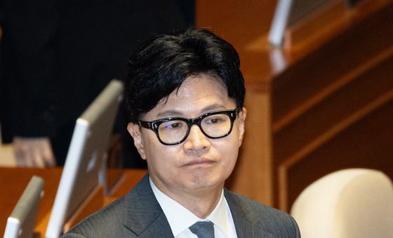본회의장 나서는 한동훈 의원