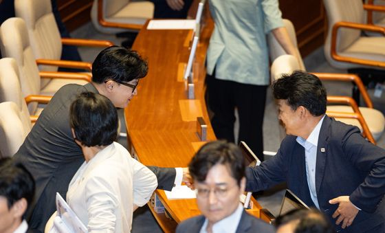 의원들과 인사하는 한동훈 의원
