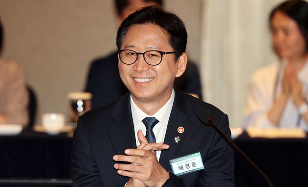 손뼉 치는 배경훈 부총리 겸 과기부 장관