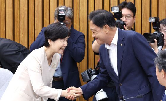 김선교 의원과 인사하는 백혜련 위원장