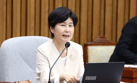 발언하는 백혜련 위원장