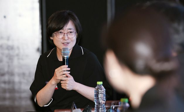 질문하는 박현영 생활변화관측소장
