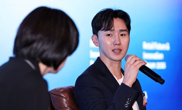 발언하는 이윤민 아워포지티비티 대표