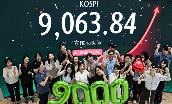 코스피, 사상 첫 9000피 돌파 마감…'구천피' 시대 열었다