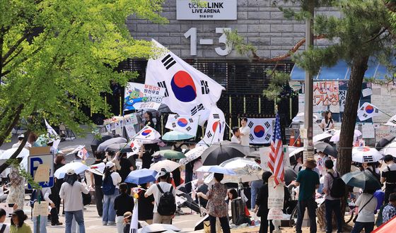 2주째 이어진 잠실 개표소 봉쇄 시위