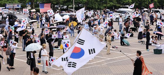 14일째 울려퍼지는 재선거 요구 구호