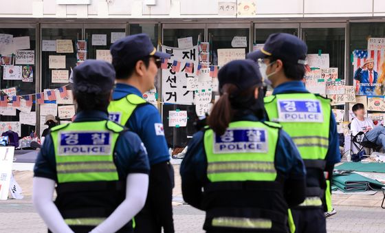 2주째 이어지는 잠실 개표소 시위