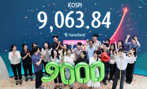 코스피, 사상 처음으로 9000 돌파