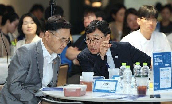 대화하는 정근식 교육감과 차정인 국가교육위원장