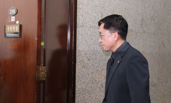 국민의힘 찾은 강동완 선관위 사무총장 직무대리