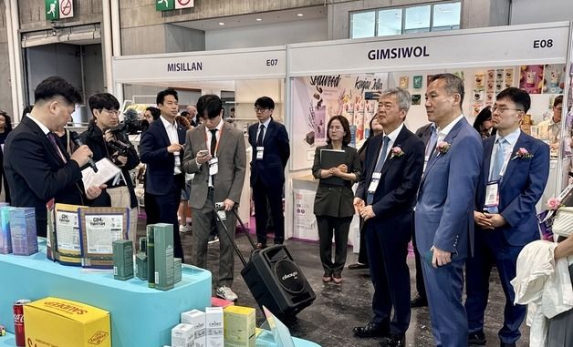 부스 둘러보는 이인호 부회장