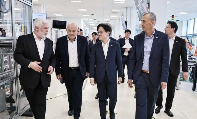 첨단로봇 협력 현장 둘러보는 김정관 장관