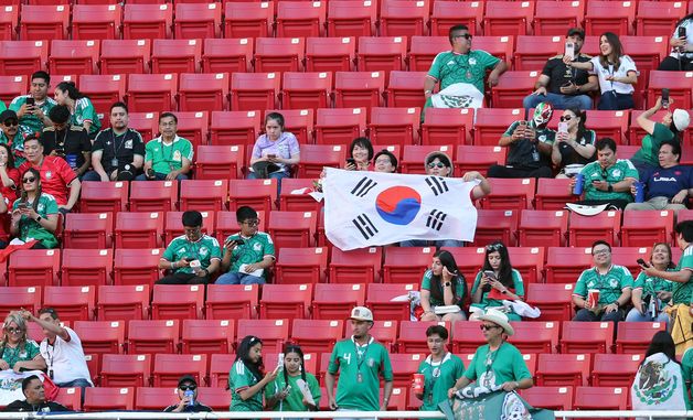 적진 가운데 당당한 태극기