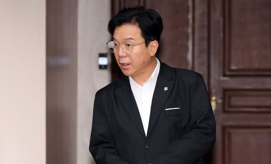 비상경제본부 회의 참석하는 김영훈 장관