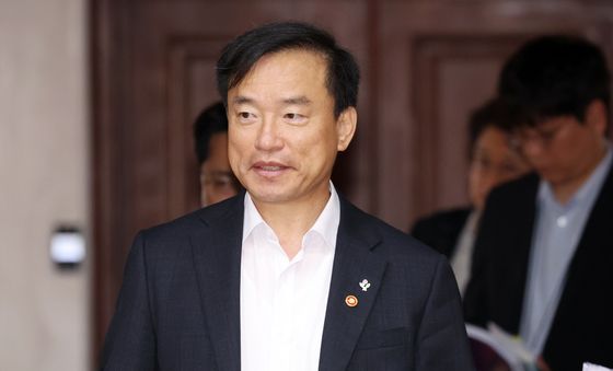 비상경제본부 회의 참석하는 김종철 위원장