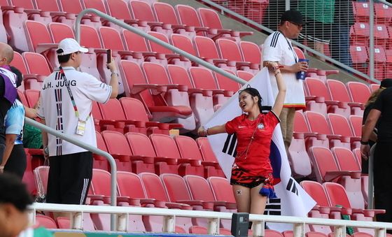 유튜버 이노냥 '인종차별 아픔'… FIFA, 공식 초청으로 훈훈한 수습