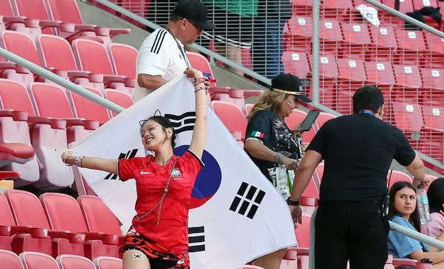 FIFA, 인종차별 당한 유튜버 공식 초청으로 훈훈한 수습