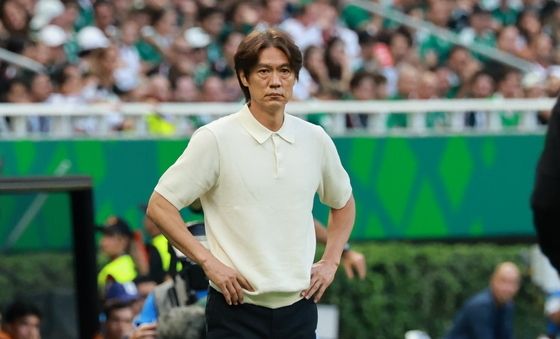 경기 지켜보는 홍명보 감독