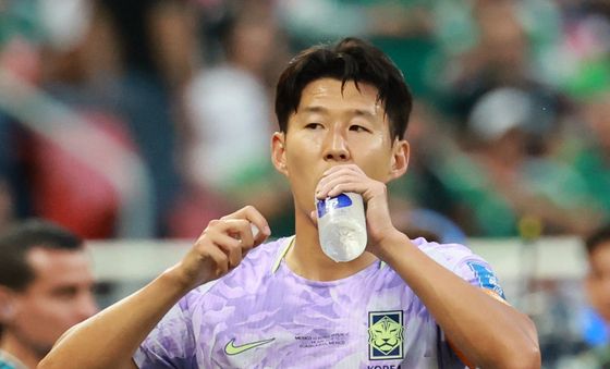 손흥민 '목 축이고'