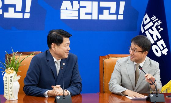 김준형 조국혁신당 신임 원내대표 축하하는 한병도 원내대표