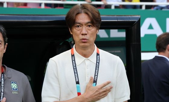 애국가 부르는 홍명보 감독