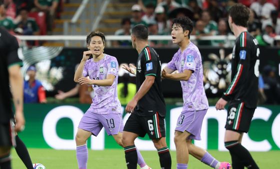 이강인·이기혁 '파울 항의'