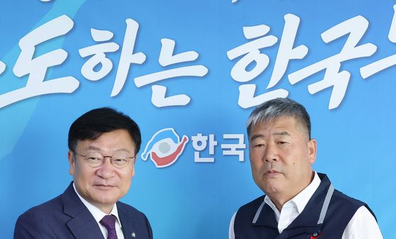 인사하는 정점식·김동명