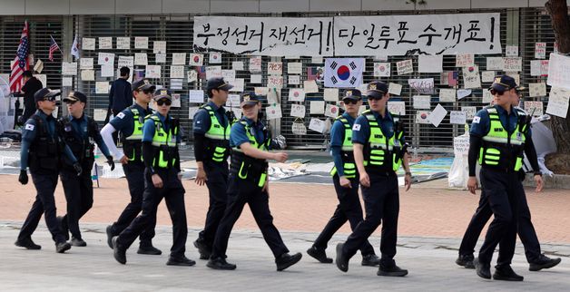 개표소 봉쇄 시위현장 곳곳에 배치된 경찰들