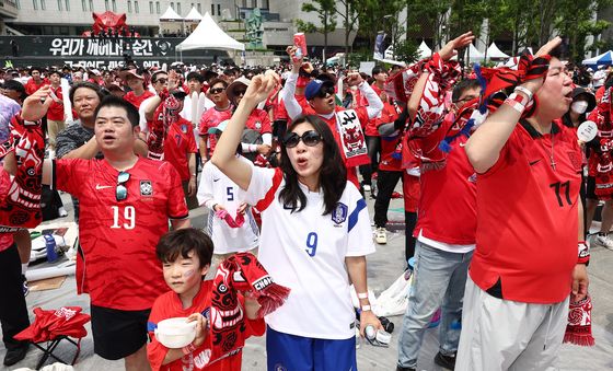 선제골 아쉬움에도 대표팀 응원하는 시민들