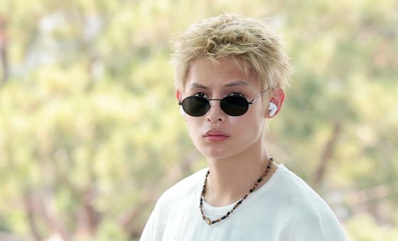 코르티스 제임스, 선글러스 너머로 시크 눈빛