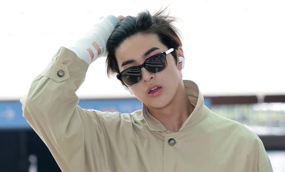 코르티스 건호, 팔에 붕대 감고 출국
