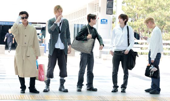'영크크' 코르티스, 출국
