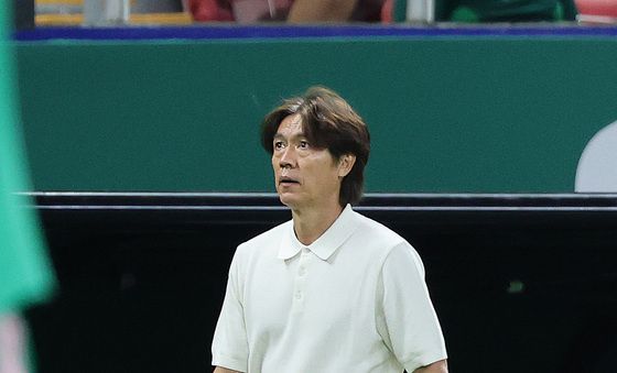 남은 시간 확인하는 홍명보 감독