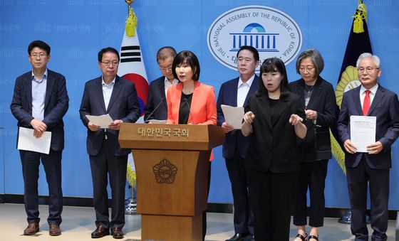 기자회견하는 국민의힘 원외당협위원장들