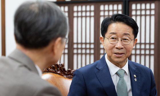 조현 외교부 장관 접견하는 조정식 국회의장