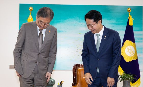 착석하는 조정식 국회의장과 조현 외교부 장관