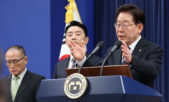 기자 질문에 답변하는 이재명 대통령