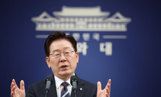 '트럼프 대통령과의 대화' 질문 받는 이재명 대통령