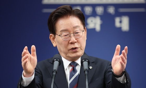 취재진 질문에 답변하는 이재명 대통령