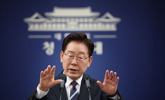 이재명 대통령 "교황 방북·DMZ 방문 요청"