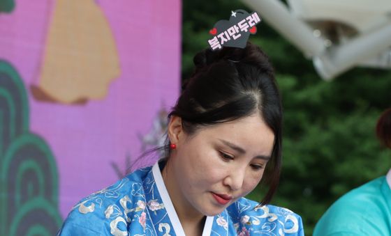 단오날 창포물 머리 감아요