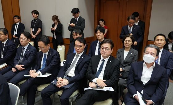 이재명 대통령 브리핑 듣는 참모진