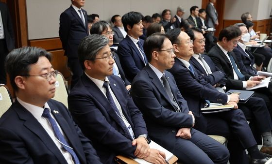 이재명 대통령 브리핑 배석한 靑 참모진