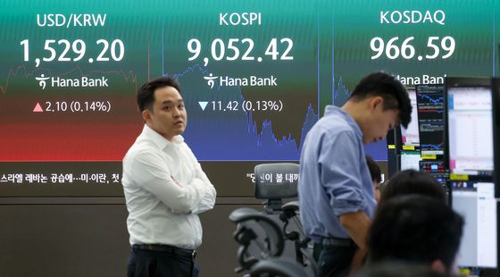 코스피, 사상 최고치 찍고 하락 마감…9000선은 사수