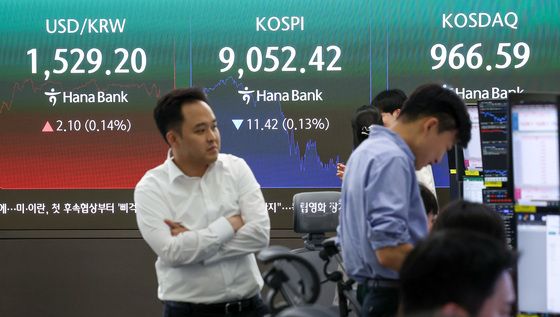 코스피, 사상 최고치 찍고 하락 마감…9000선은 사수