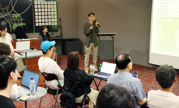 반려동물 관절 주사 의료기기 설명하는 이경호 오가노플로라 대표