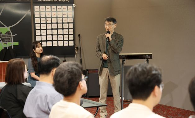 반려동물 관절 주사 의료기기 설명하는 이경호 오가노플로라 대표